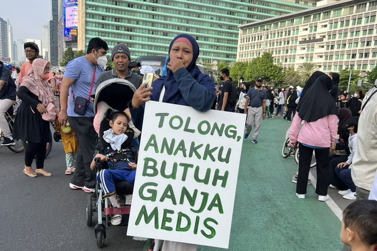 Ibu Santi saat CFD di Jakarta viral di medsos karena butuh ganja medis.
