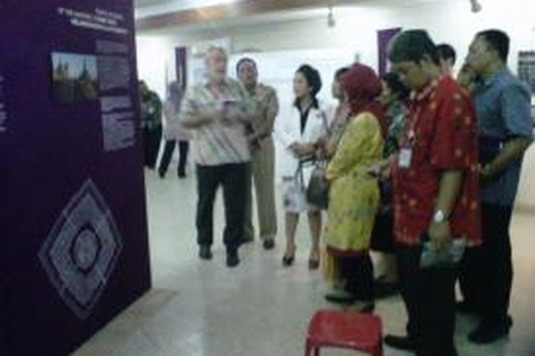 Hans Leisen, menerangkan kepada pengunjung pameran pelestarian warisan budaya candi Borobudur di museum Karmawibangga Borobudur, Magelang, Rabu (6/11/2013). 