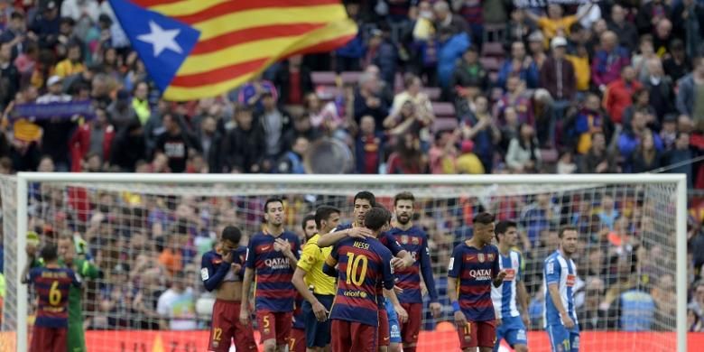 Para pemain FC Barcelona merayakan kemenangan atas Espanyol dalam lanjutan La Liga di Stadion Camp Nou, Minggu (8/5/2016).
