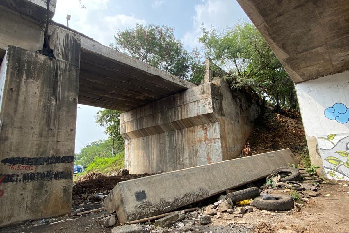 Bekas beton pembatas Jembatan Marunda dari arah Cilincing menuju Bekasi yang patah. 