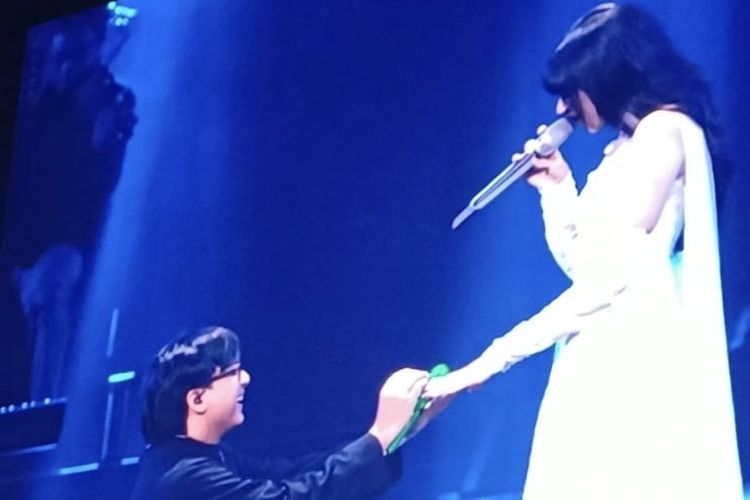 Tiara Andini dan Arsy Widianto Bikin Baper di Konser Kahitna 40 Tahun