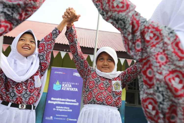 Keriaan murid di SD Alkhairaat, Tobelo, Maluku Utara di tengah aksi relawan Jagat Literasi 30 Tahun Kompas.com, Rabu (13/8/2025). 