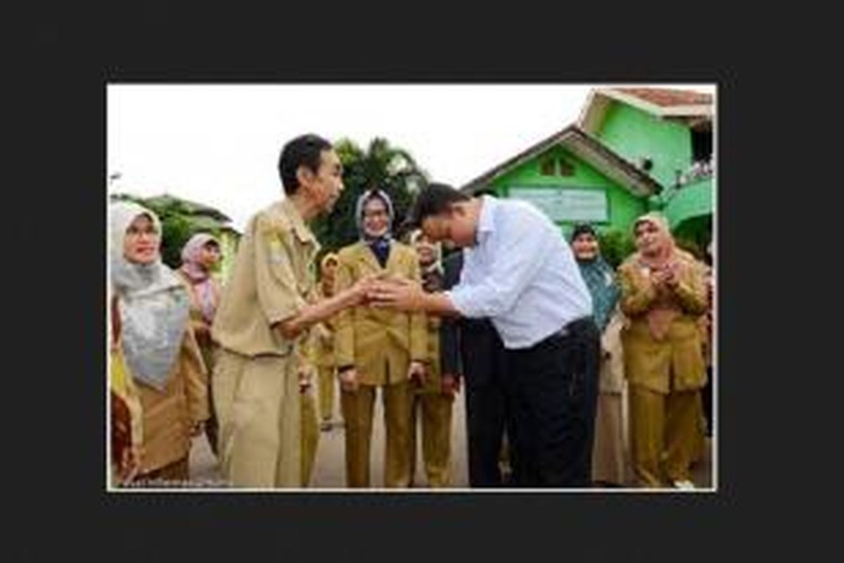 Mendikbud Anies Baswedan bertemu dengan Maman Supratman, guru honorer aktif selama 40 tahun. 
