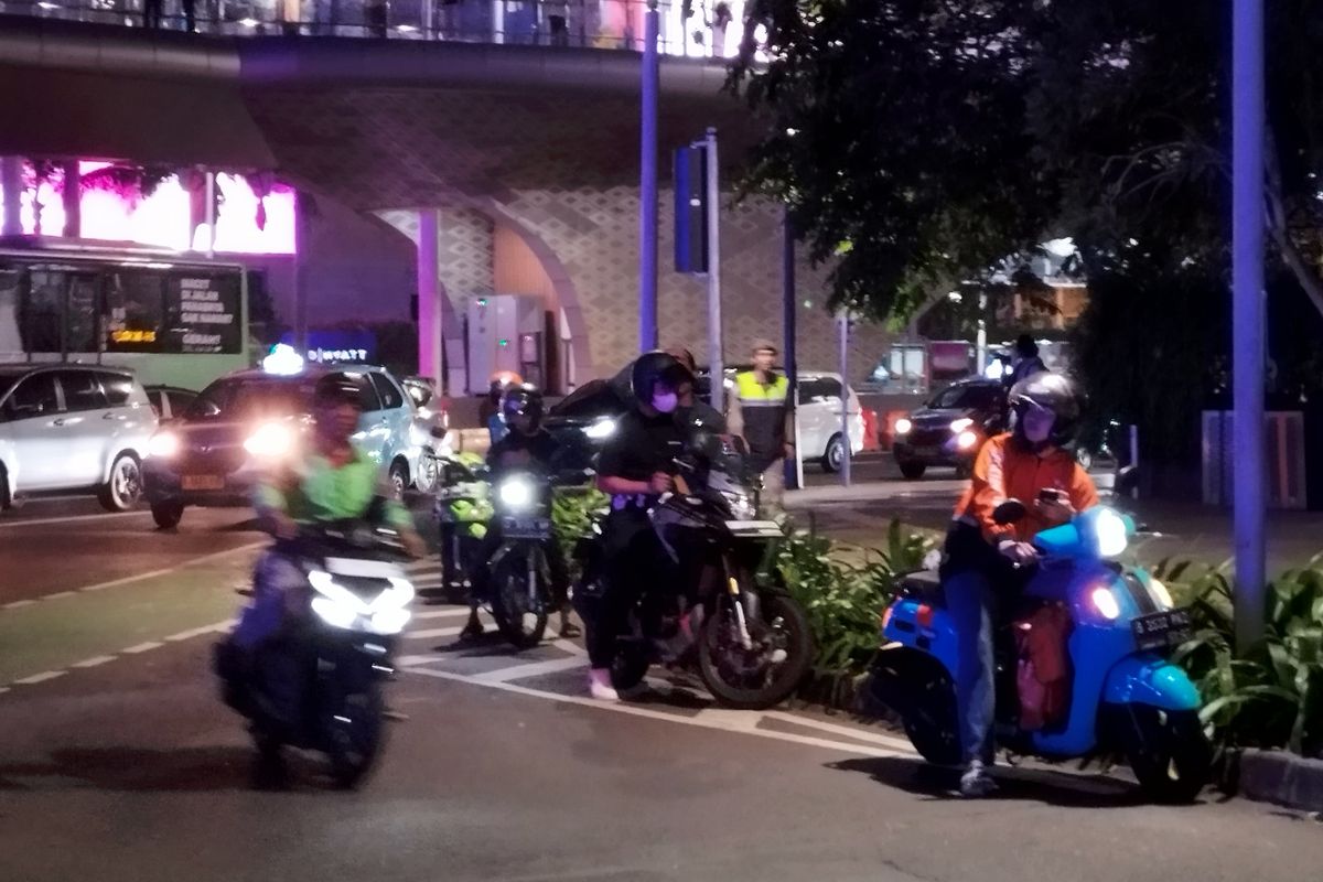 Satuan Polisi Pamong Praja (Satpol PP) membubarkan pengemudi yang tonton video mapping di pinggir Jalan MH Thamrin, Menteng, Jakarta Pusat pada Senin (21/8/2023). (KOMPAS.com/XENA OLIVIA)