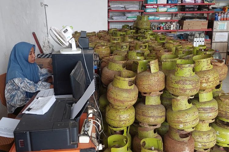 Suasana di salah satu agen penjual elpiji tiga kilogram di Kabupaten Sumenep, Madura. 