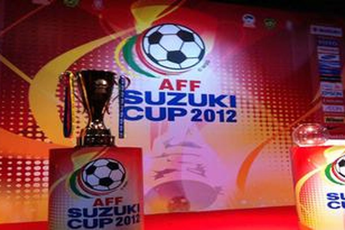Trofi Piala AFF 2012 yang akan kembali diperebutkan 8 negara di Asia Tenggara pada November-Desember nanti.