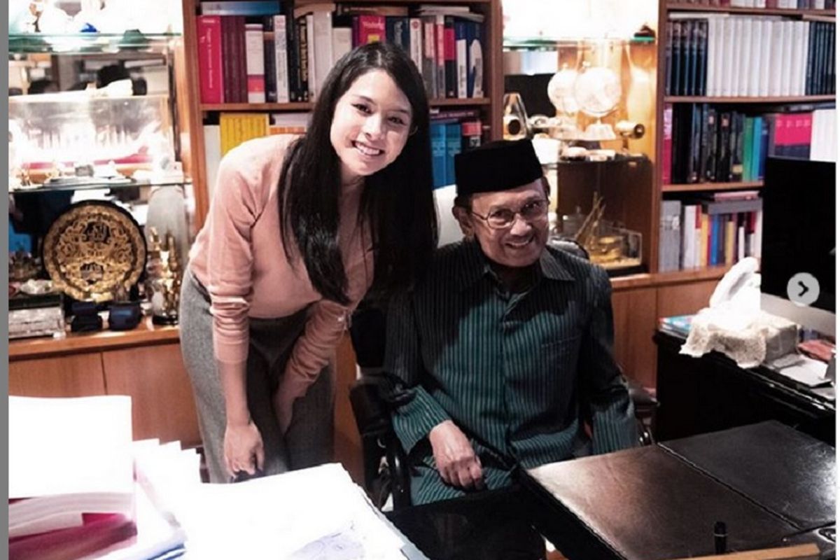 Artis peran Maudy Ayunda foto bersama Presiden ke-3 RI BJ Habibie. Maudy merupakan pemeran Ainun, istri BJ Habibie, dalam film Habibie & Ainun 3.