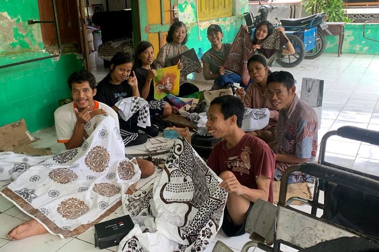 Perajin disabilitas yang tergabung dalam Agni Project