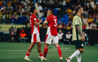 Reaksi bek Timnas Indonesia, Jay Idzes dan Rafael Struick, pada laga kontra Australia di lanjutan laga Kualifikasi Piala Dunia 2026 di Sydney Football Stadium, Kamis (20/3). Peluang Timnas Indonesia Lolos Piala Dunia 2026 Usai Kalah Telak dari Australia