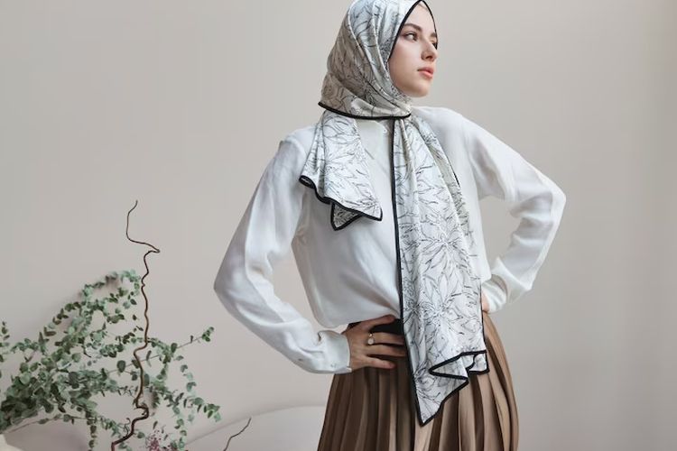 ide outfit Idul Adha berupa rok plisket dan atasan flowy.