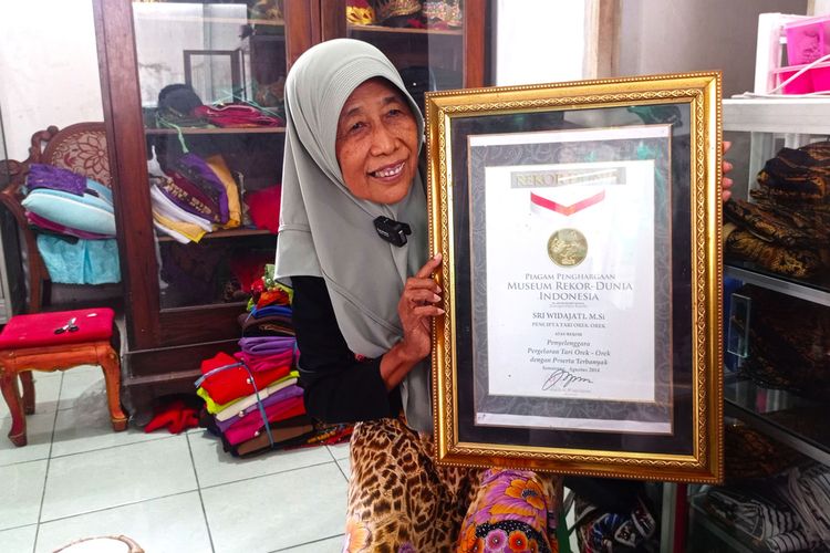 Sri Widajati memperlihatkan foto kopi piagam muri dari rekor 15.316 penari di Ngawi membawakan tari orek orek ciptannya pada tahun 2014 lalu dalam rangka memperingati HUT ke-69 Ngawi. Sayangnya di HUT Kabupaten Ngawi ke 666 tahun ini tari orek orek tak masuk dalam kegiatan.