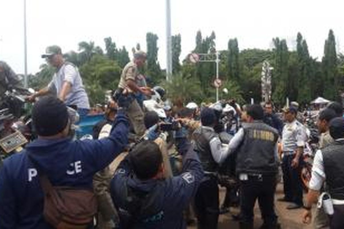 Razia parkir liar di Monumen Nasional (Monas), Jakarta Pusat, Minggu (3/1/2016).