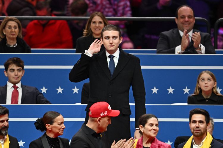 Putra Donald Trump, Barron Trump merespons ketika disebut oleh ayahnya di parade pelantikan Presiden AS di Capital One Arena, Washington, DC, AS, Senin (20/1/2025).