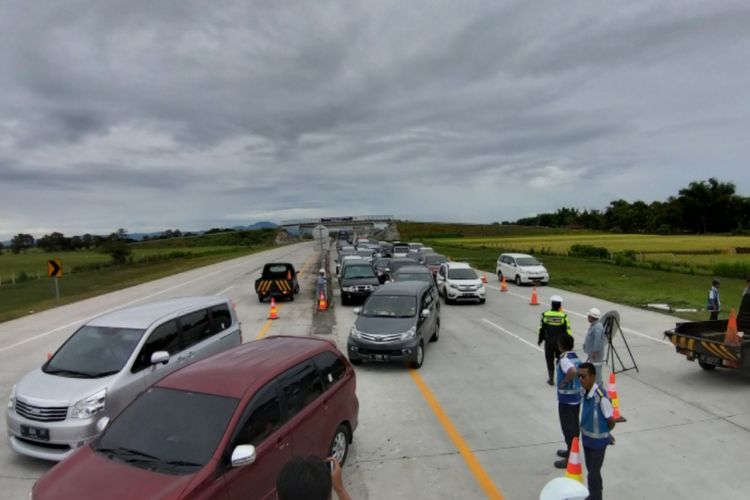 Nampak antrian kendaraan mengular di jalur contraflow di ruas tol KM 607.800 arah Surabaya-Solo di Desa Glonggong, Kecamatan Balerejo, Kabupaten Madiun, Jawa Timur, Kamis ( 7 / 3 / 2019) siang. 