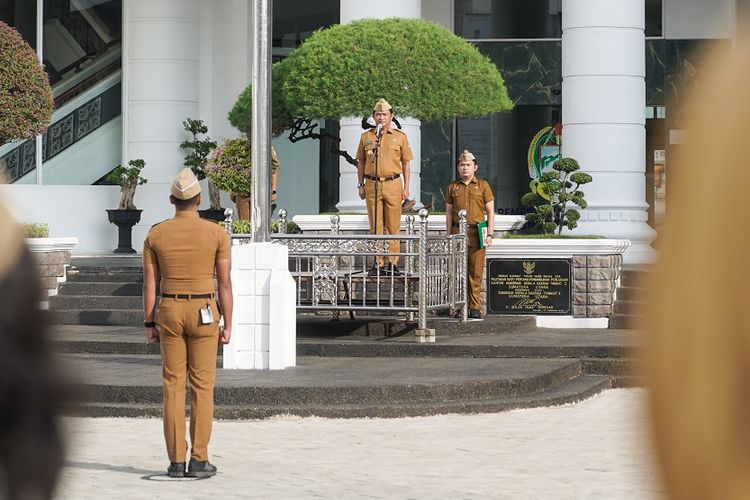 Penjabat (Pj) Gubernur Sumatera Utara (Sumut) Hassanudin memimpin apel pagi setelah libur bersama dalam rangka Hari Raya Idul Fitri 1445 Hijriah di halaman Kantor Gubernur Sumut, Jalan Pangeran Diponegoro 30 Medan, Selasa (16/4/2024). Apel tersebut diikuti seluruh aparatur sipil negara (ASN) di lingkungan Pemerintah Provinsi (Pemprov) Sumut.