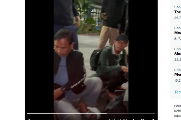 Tangkapan layar video menampilkan dua maling laptop tertangkap di bus di Klaten, Jawa Tengah