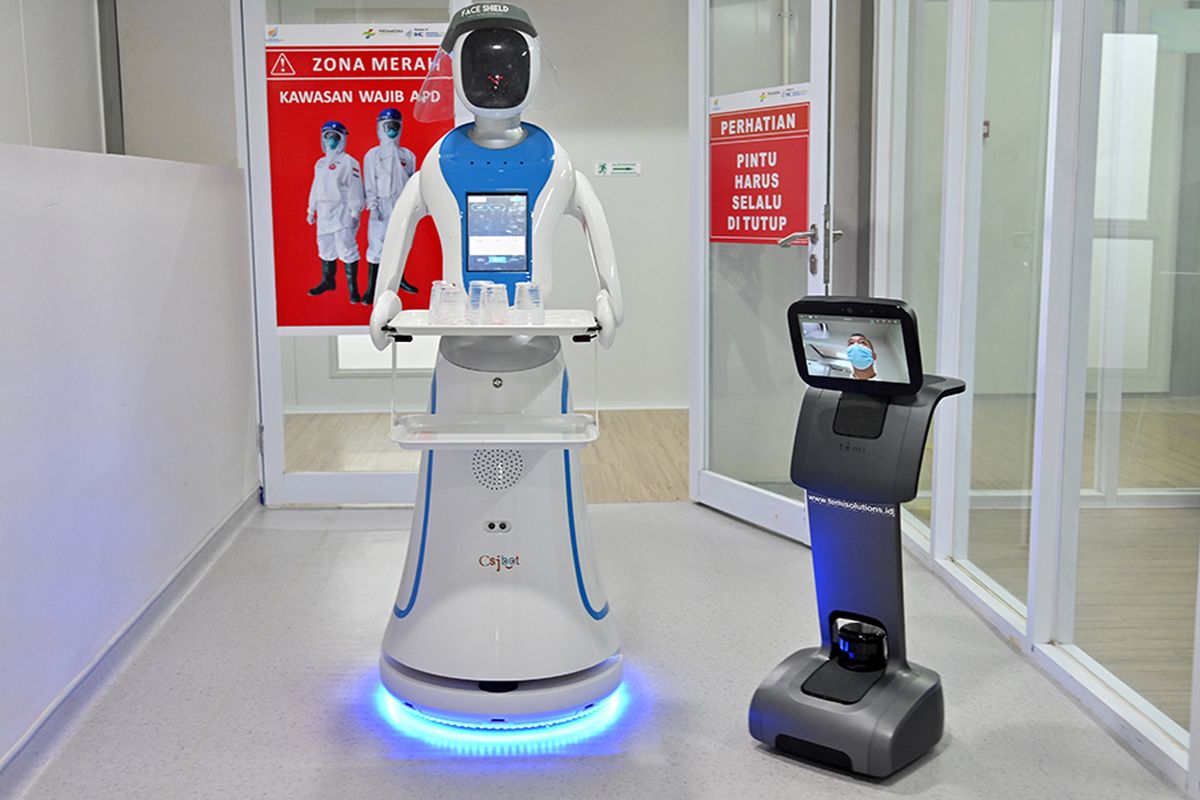 Robot Amy (kiri) dan Temi saat simulasi membantu petugas medis dalam menangani pasien virus corona (Covid-19) di Rumah Sakit Pertamina Jaya (RSPJ), Jakarta, Kamis (16/4/2020). RSPJ mengerahkan dua robot untuk membantu petugas medis menangani pasien Covid-19.