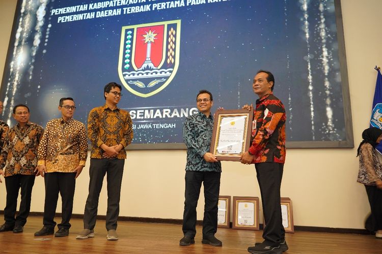 Wakil Menteri Komunikasi dan Informatika (Wamenkominfo) Nezar Patria memberikan penghargaan kepada Pemkot Semarang melalui Kadiskominfo Kota Semarang Soenarto yang mewakili Wali Kota Semarang Hevearita Gunaryanti Rahayu di Auditorium Sukadji Ranuwihardjo, Universitas Gadjah Mada (UGM), Yogyakarta, Jumat (11/10/2024).