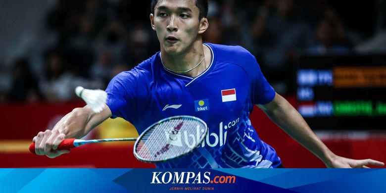 Posisi raket yang benar pada akhir gerakan pukulan forehand overhead pada permainan bulu tangkis adalah