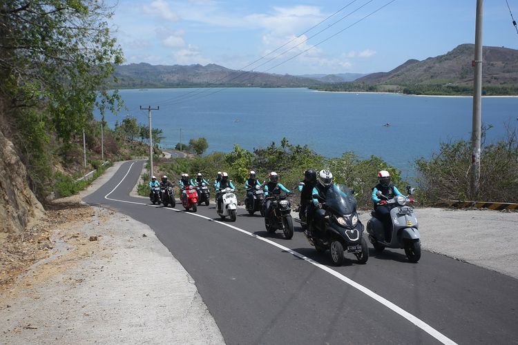 Jalan mendaki dan berkelok di perbukitan, dengan pemandangan hamparan pantai menemani perjalanan rombongan turing PT Piaggio Indonesia menjelajahi Pulau Lombok selama tiga hari, sejauh lebih dari 300 kilometer.