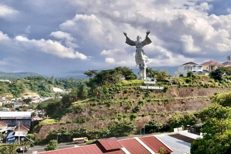 Monumen Yesus memberkati yang dibangun di kompleks perumahan Citra Land Manado, Sulut, Kamis (28/11/2019) pukul 14.21 Wita