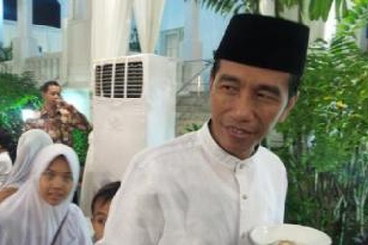 Presiden Republik Indonesia Joko Widodo (Jokowi) memuji cara kerja Menteri Pertanian (Mentan) Andi Amran Sulaiman, khususnya dalam hal mengendalikan harga-harga komoditas pangan saat momen Ramadan dan Lebaran.