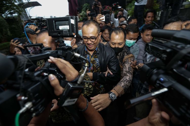 Mantan Pejabat Direktorat Jenderal Pajak (DJP) Rafael Alun Trisambodo usai memenuhi panggilan Komisi Pemerantasan Korupsi di Gedung KPK, Jakarta, Rabu (1/3/2023). KPK memeriksa orang tua dari Mario Dandy terkait harta kekayaannya sebesar Rp 56,1 miliar yang tercatat dalam Laporan Harta Kekayaan Penyelenggara Negara (LHKPN).