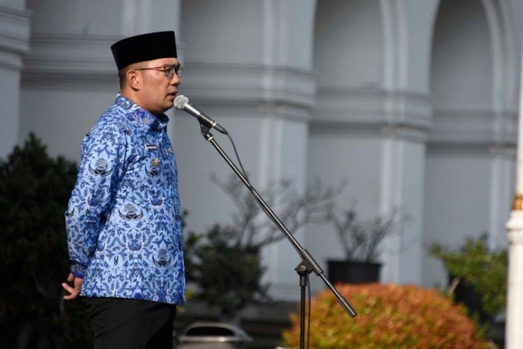 Gubernur Jabar Ridwan Kamil saat memimpin apel pagi di Gedung Sate, Jalan Diponegoro, Senin (17/9/2018).