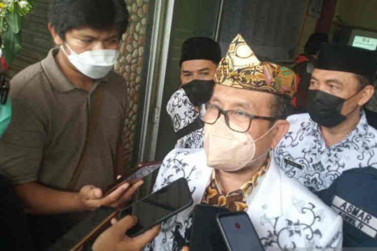 Bupati Cirebon Imron saat memberikan keterangan kepada media di Cirebon, Jawa Barat, Kamis (25/11/2021).