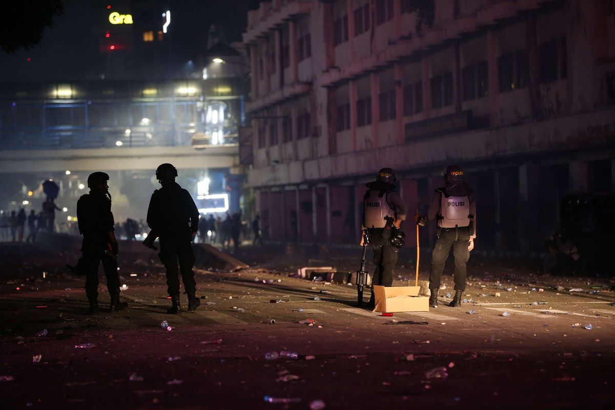 Polisi berusaha membubarkan massa yang bertahan di seputara Harmoni, Jakarta hingga malam saat demonstrasi menolak UU Cipta Kerja di Jakarta, Kamis (8/10/2020). Halte transjakarta, alat berat, pos polisi, kendaraan dirusak dan dibakar massa.