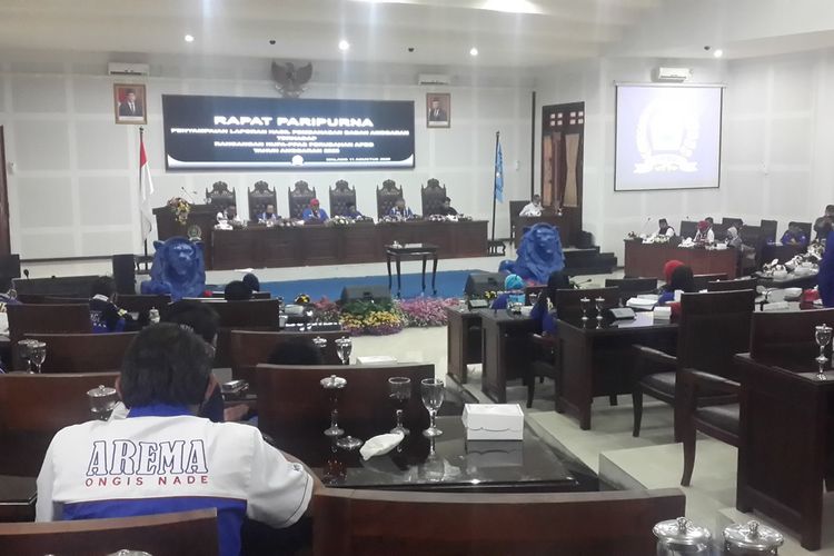 Suasana Rapat Paripurna di DPRD Kota Malang dengan kostum Arema, Selasa (11/8/2020).