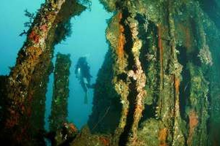 Pemandangan dari salah satu ruang di dalam kapal Mawali yang terdampar di dasar laut perairan Selat Lembeh.