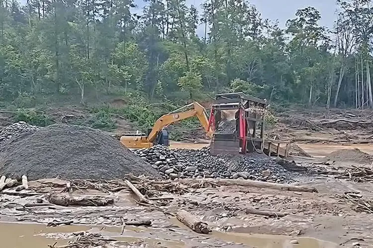 Dalih Normalisasi Sungai, Pemilik Alat Berat Akui Menambang Emas Tanpa Izin di Linge