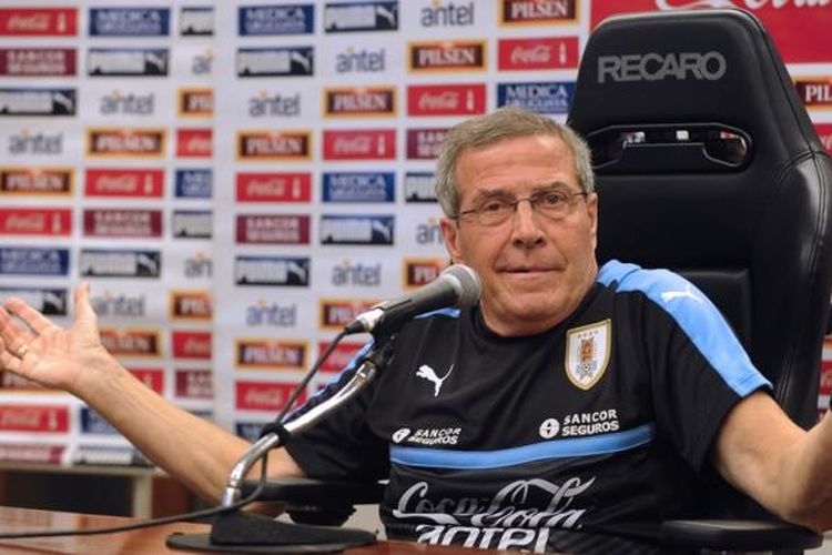 Pelatih tim nasional Uruguay, Oscar Tabarez, menjalani jumpa pers di Montevideo, 28 Maret 2016.