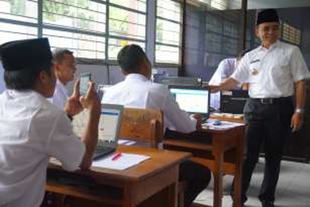 Bupati Banyuwangi Abdullah Azwar Anas saat berkunjun di pelatihan aplikasi Surat Pernyataan Miskkm online di SMK 1 Banyuwangi Rabu (23/11/2016)