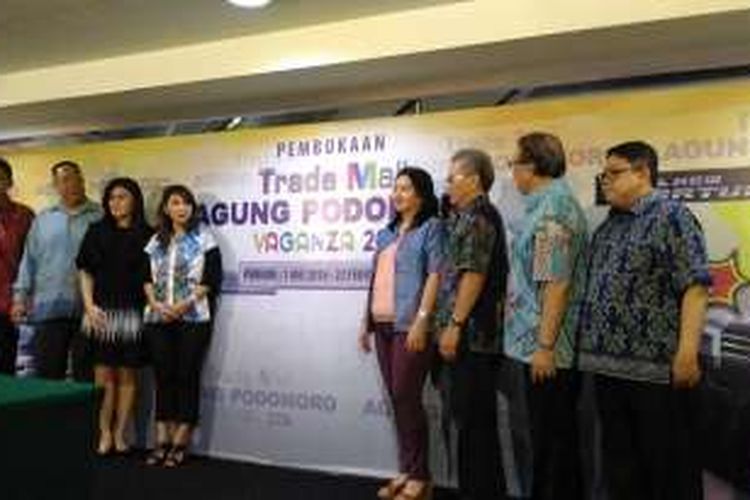 Jajaran Direksi Trade Mall Agung Podomoro dalam konferensi pers di Mangga Dua Square, Jakarta, Senin (2/5/2016)