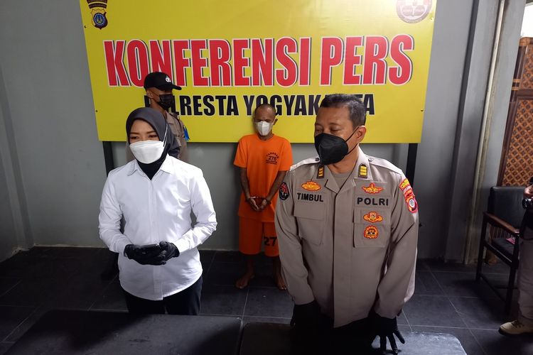 Apri (kiri) dan kabag humas polresta AKP Timbul saat jumpa pers terkait kasus pencabulan di Polresta Yogyakarta, Senin (27/6/2022)