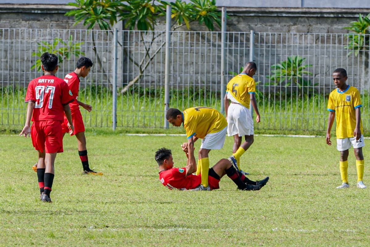 Papua Football Academy (PFA) ketika berada di Bali untuk menghadapi empat laga uji coba melawan tim lokal.
