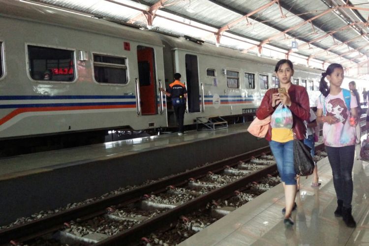 Suasana di Stasiun Kereta Api Jombang, Jawa Timur, Sabtu (11/8/2018).