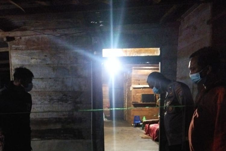 Polisi melakukan olah tempat kejadian perkara di lokasi ditemukannya korban tewas di depan pintu masuk rumah di Dusun Marubun Pane, Nagori Urung Pane Kecamatan Purba Kabupaten Simalungun, Sumut, Jumat 22 April 2022 malam sekitar pukul 23.10 WIB