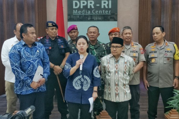 Ketua DPR Puan Maharani saat memberikan keterangan seusai menggelar rapat koordinasi pengamanan jelang pelantikan Presiden dan Wakil Presiden terpilih pada 20 Oktober 2019 mendatang, di Gedung Nusantara, Kompleks Parlemen, Senayan, Jakarta, Senin (14/10/2019).