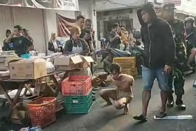 DIARAK: Pencuri tahu dan bumbu yang tertangkap diarak keliling Pasar Pagi Salatiga.