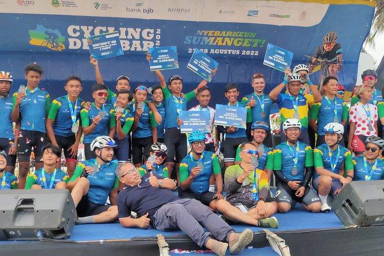 Seluruh peserta Cycling De Jabar saat berkumpul selepas penyerahan medali di Pangandaran, Jawa Barat, Minggu (28/8/2022).