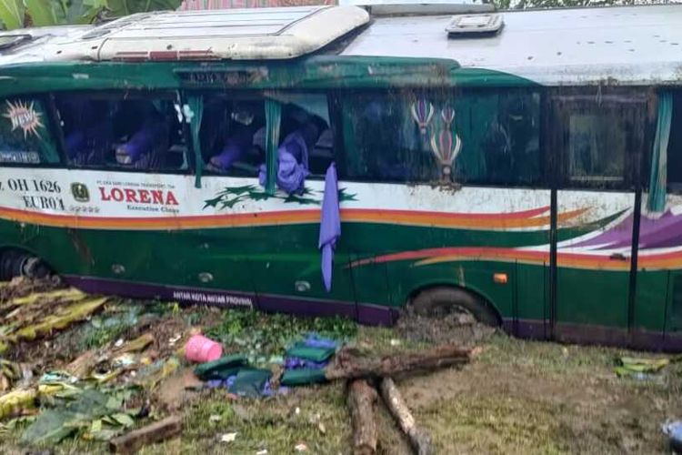 Bus Lorena saat kecelakaan lalu lintas yang menewaskan ibu dan anak, di jalan lintas timur, Kecamatan Lirik, Kabupaten Indragiri Hulu, Riau, Jumat (30/6/2023).