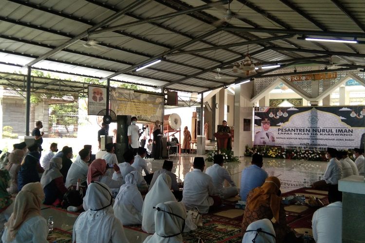 Tepat di peringatan Hari Santri Nasional, Jumat (22/10/2021), Pesantren Nurul Iman diresmikan. Pesantren itu didirikan di dalam Lembaga Pemasyarakatan (Lapas) Kelas II A Karawang, Jawa Barat.