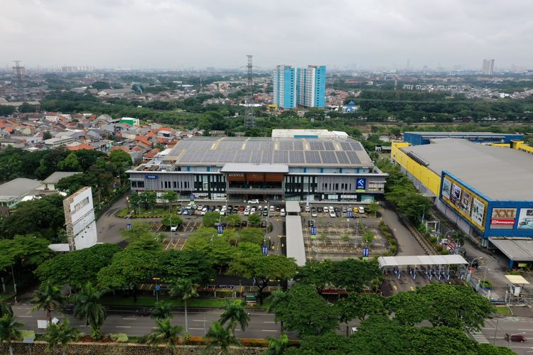 PLTS atap di pusat perbelanjaan HI Avenue di Kota Bekasi.