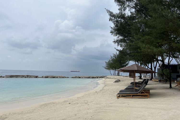 Pemandangan pantai di Asha Resort, Pulau Payung, Kepulauan Seribu, Senin (27/11/2023).