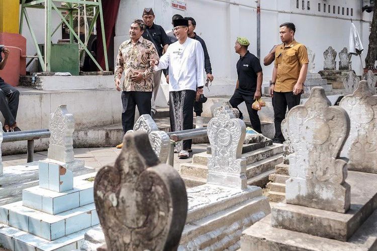 Menparekraf Sandiaga Salahuddin Uno saat mengunjungi Desa Wisata Religi Astana di Cirebon, Minggu (6/8/2023). Desa wisata ini masuk 75 besar Anugerah Desa Wisata Indonesia (ADWI) 2023.