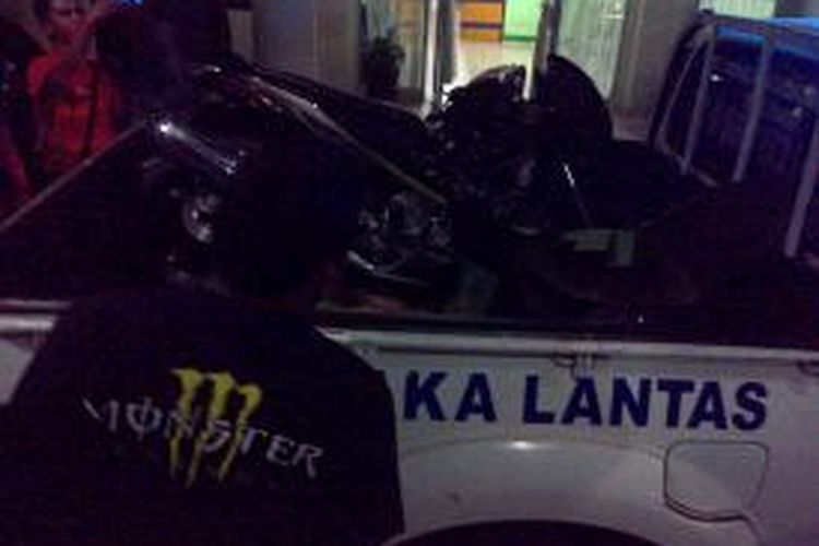 Jenasah Nurhayat (27) bersama motor Jupiter MX yang dikendarainya saat dibawa mobil polisi di RSUD Abdul Azis, Singkawang, Kalimantan Barat (2/8/2014)