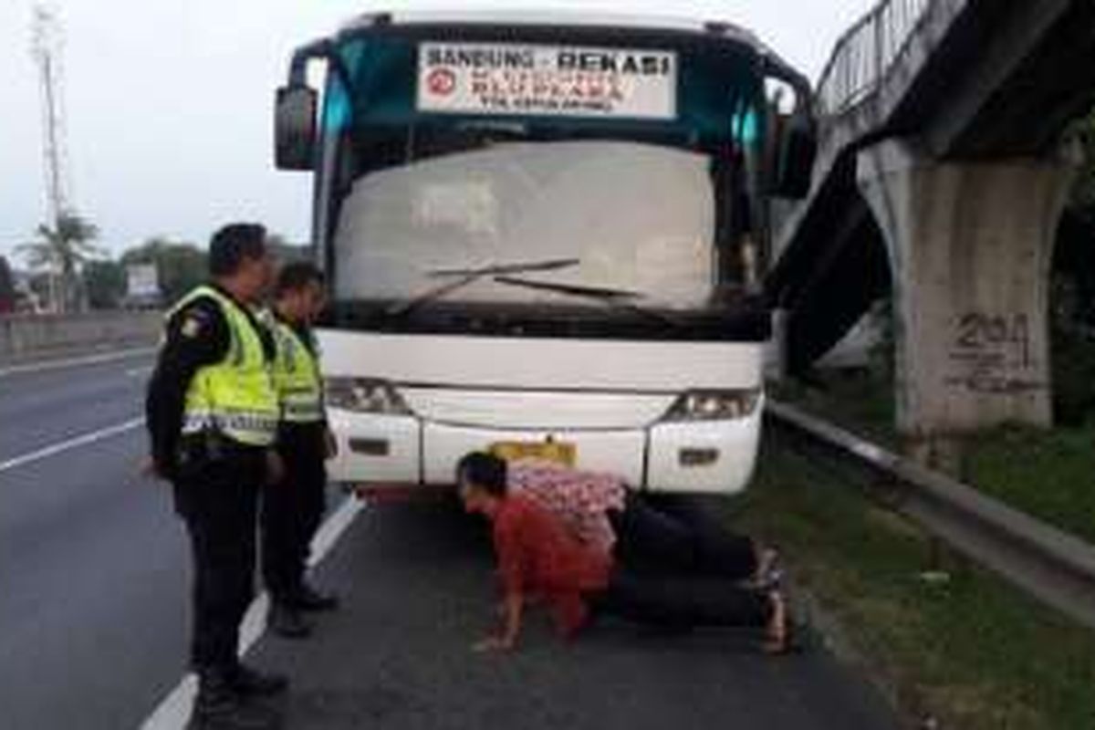 Petugas Keamanan dan Ketertiban PT Jasa Marga cabang Jakarta-Cikampek meminta sopir dan kernet bus Primajasa untuk push up di badan jalan KM 57 yang mengarah ke Jakarta. 